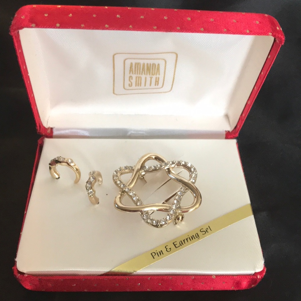 Vintage Amanda Smith pin & Earrings in Box